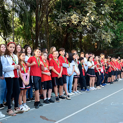 Piaget entrega 76 medalhas da Canguru em solenidade com alunos pais e professores
